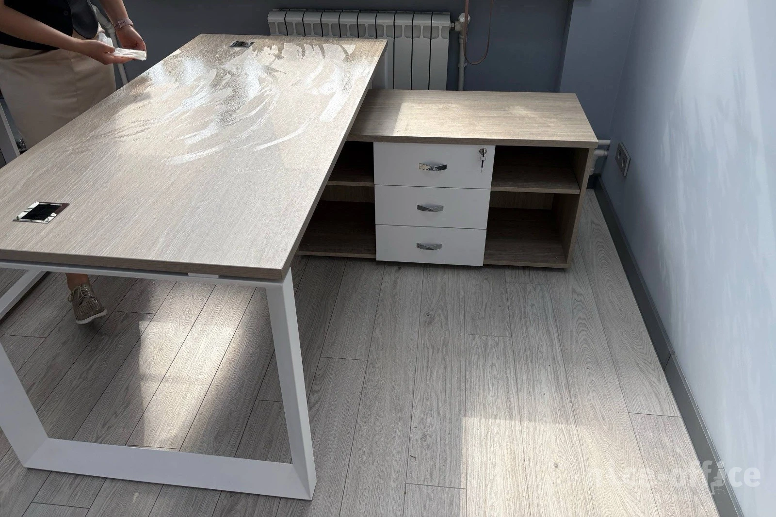 Стол для руководителя на О-образном м/к 1580x800x750 Оникс Директ / Onix Direct фото в интерьере 2
